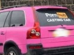 В Англии машины с логотипом PornHub припарковались под окнами начальной школы. Фото курьеза