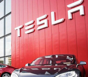 Tesla випустила оновлення для своїх електромобілів: система сповіщатиме про проблеми з шинами