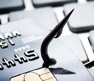 На Буковині жінку підозрюють у крадіжці банківської картки та знятті близько 40 тисяч гривень