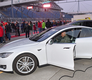 Воры взломали и угнали Tesla Model S