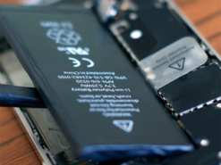 Apple подтвердила, что специально замедляет старые iPhone