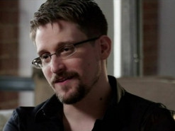 Зрадник США Едвард Сноуден отримав російський паспорт і склав присягу