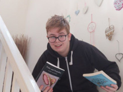 Подросток, над которым издевались из-за любви к книгам, стал интернет-знаменитостью