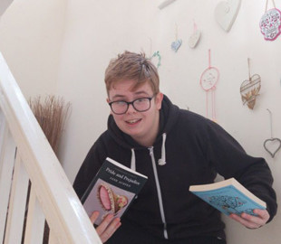 Подросток, над которым издевались из-за любви к книгам, стал интернет-знаменитостью