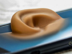 У Польщі за людьми на карантині стежать за допомогою мобільного телефону