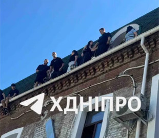 Вистрибували з вікон під час обшуків: у Дніпрі накрили черговий шахрайський кол-центр