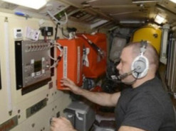 В сети высмеяли методы ликвидации утечки воздуха на российском модуле МКС