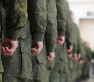 У Криму триває прихована мобілізація, через оголошення шукають на роботу чоловіків, які «можуть працювати на ризикованих об'єктах» — журналіст