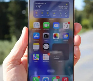 Що робити, якщо раптом на екрані новенького iPhone з'явилася чорна крапка