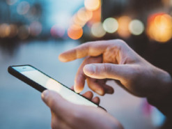 Украинцам объяснили, почему ни в коем случае нельзя выбрасывать смартфон в мусор