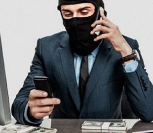 Телефонный мошенник обманул женщину на 1200 долларов