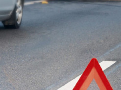 У Києві кур'єр Glovo на скутері влетів в авто