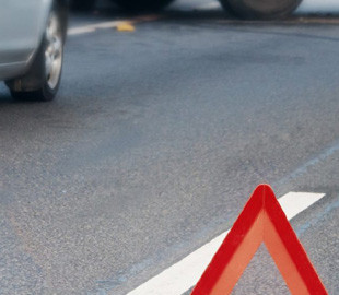 У Києві кур'єр Glovo на скутері влетів в авто