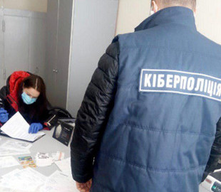 Киберполиция разоблачила сотрудницу банка, похитившую у клиентов миллион гривен