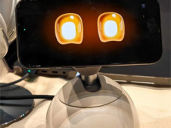 На CES 2026 показали настільну зарядку, яка перетворює iPhone на робота-помічника