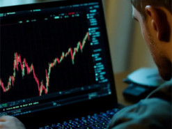 Tesla падає, економіка США під загрозою, а біткоїн летить угору