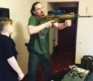 Фагот учит сына держать оружие: время диктует новые условия