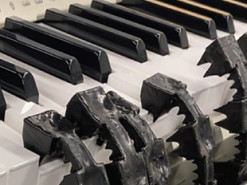 Робота научили играть на пианино по нотам