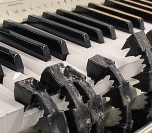 Робота научили играть на пианино по нотам