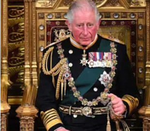 Мережу підкорило фото, як майбутній король Великої Британії Чарльз ІІІ танцює український гопак