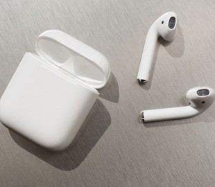 Мужчина проглотил AirPods и узнал, работают ли они в желудке