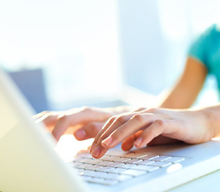 Украинская учительница проводит онлайн-уроки, читая детям рэп про биологию