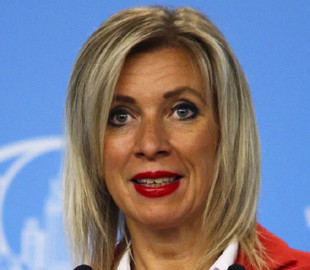 Захарова запропонувала кинути каміння у посольство Естонії