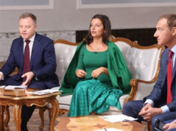 Пропагандистку Путина высмеяли в сети за наряд со "скатерти"