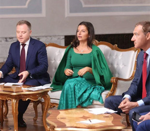 Пропагандистку Путина высмеяли в сети за наряд со "скатерти"