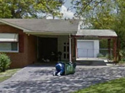 Домохозяйка забралась в свой мусорный бак и прославилась из-за фото на Google Maps