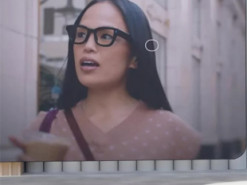 Google показав, як працюють їхні розумні окуляри з камерою, навігатором і перекладачем