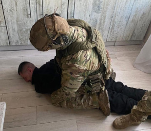 Змусив 12-річну дівчину робити порнографічні фото та відео: встановили ще одну жертву педофіла