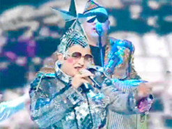 Верка Сердючка выступила в киевском метро в поддержку ВСУ