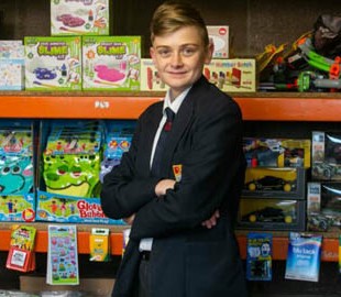 Недетские деньги: школьник из Британии после уроков торгует игрушками на eBay