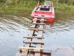 В Якутії побудували міст із драбини та човна