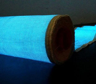 Инженеры создали шарф-дисплей, который можно носить, складывать и стирать