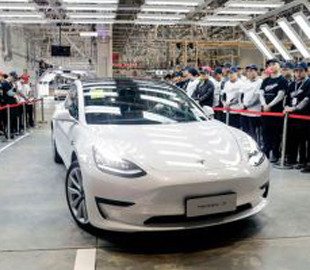 Электрокар Tesla взломали беспилотником с помощью Wi-Fi