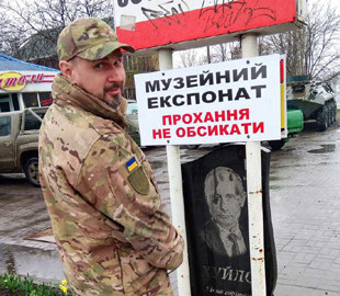 "Не втримався": Олег Сенцов підірвав мережу незвичайним фото біля "пам’ятника Путіну"