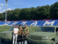 Динамо передало два внедорожника на нужды украинской армии: фото автомобилей со спецокрасом