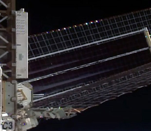 На МКС в три подхода установили новые солнечные батареи