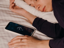 Фахівець розповів, чи безпечно спати поруч із телефоном на зарядці