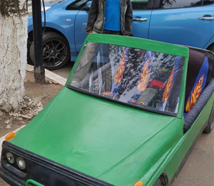 В Николаевской области бывший учитель физики создал электромобиль из пианино и мотороллера