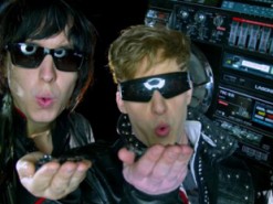 Народный умелец скрестил ретро-консоль и музыкальный центр