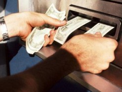 Хакеры заставили банкоматы «выплевывать» деньги