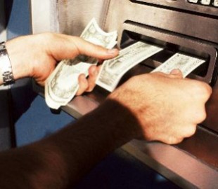 Хакеры заставили банкоматы «выплевывать» деньги