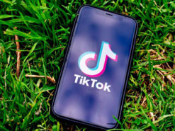 Не защищает подростков от скрытых угроз: в Еврокомиссию подали жалобу на TikTok