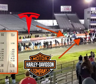 Електричний Harley-Davidson виставили на гонку проти Tesla Model 3