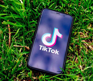 Не защищает подростков от скрытых угроз: в Еврокомиссию подали жалобу на TikTok