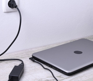 Відомо, чи потрібно вимикати ноутбук з розетки після повного відновлення зарядки