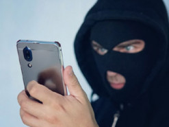 Жінка втратила 65 тисяч гривень через телефонну розмову з шахраями